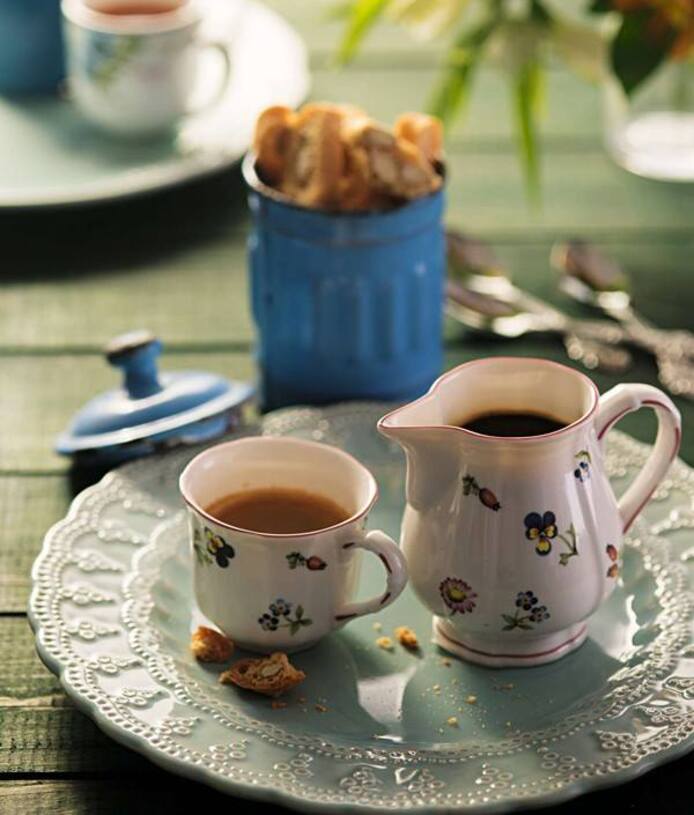 Peut être une image de tasse de café, porcelaine, théière, tasse à thé, soucoupe, tasse, thé et texte