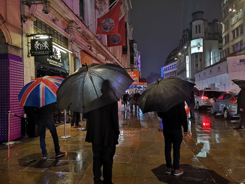 LONDON. WALKING LONDON'S SOHO IN HEAVY RAIN (Voyages) 