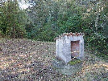 Un puits au bord de la piste, près du ruisseau 