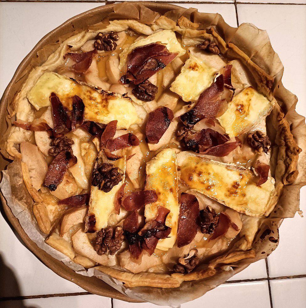 Tarte fine aux poires, noix, brie et miel...