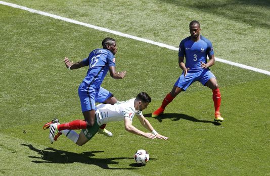 MAX ROSSI / REUTERS Paul Pogba accroche Shane Long, et concède un penalty dès la première minute de jeu face à l’Irlande, le 26 juin 2016 au Parc OL.