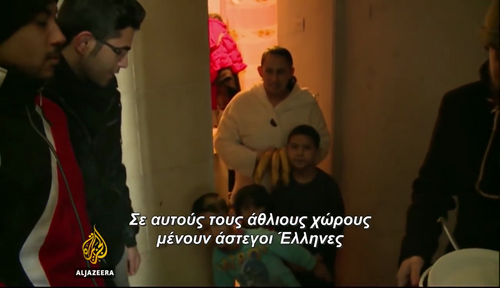 Les réfugiés syriens distribuent de la nourriture aux grecs sans ressource