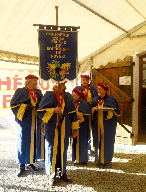 Le marché aux truffes de Bourgogne 2016, à la Maison de la Forêt, a été suivi de sympathiques intronisations