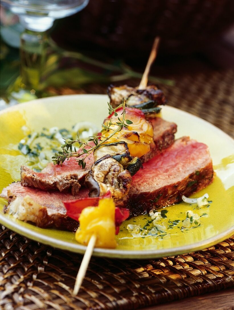 Côte de bœuf aux herbes, brochettes de légumes grillés