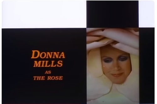 Donna Mills dans Alice au pays des merveilles.