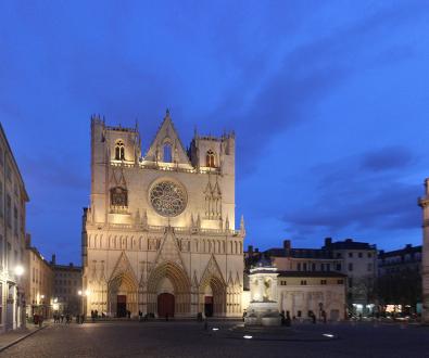 Photographie couleur de la façade occidentale de la primatiale, prise de nuit.
