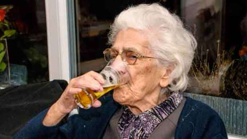 Robertine, 97 ans, boit jusqu'à 20 bières par jour