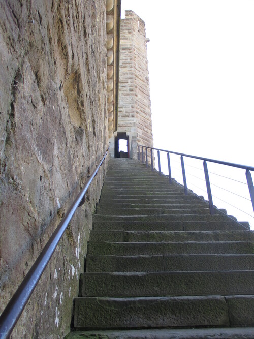 Balade sur le rempart médiéval ouest du château Comtal