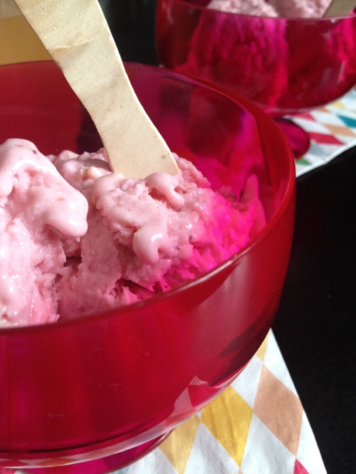 FROZEN YOGOURT A LA FRAISE & AUX PÉPITES DE CHOCOLAT BLANC