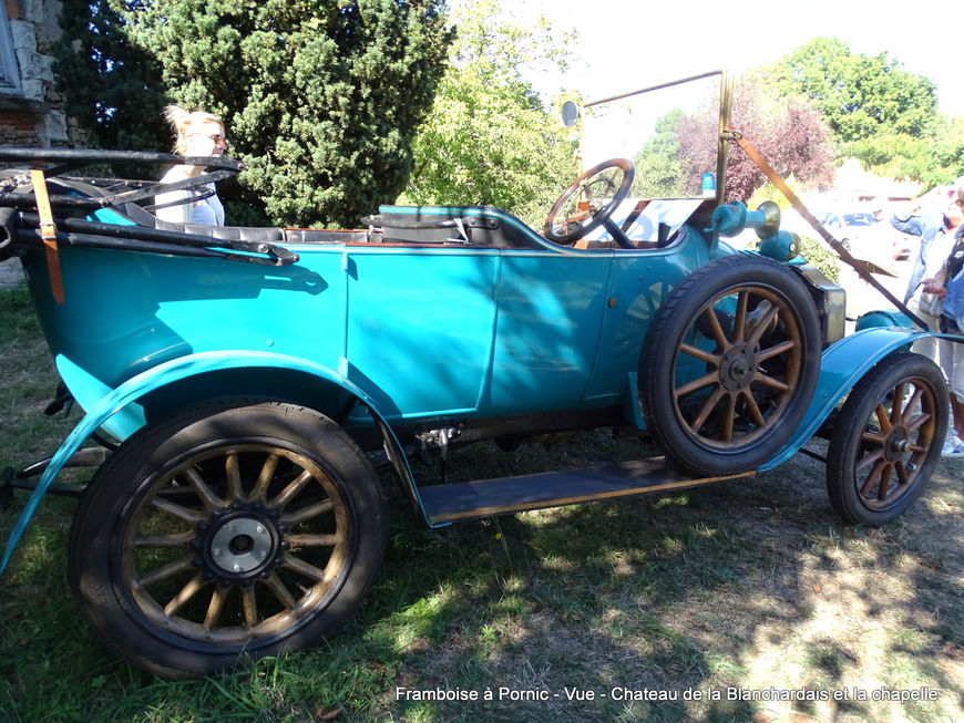 Vue, exposition d'une voiture de Dion-Bouton 1910 