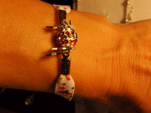 Bracelet en tissus country avec ses breloques étoiles et sa perle shamballa usa