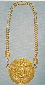 Collier pendentif à tête de Méduse (British Muséum)