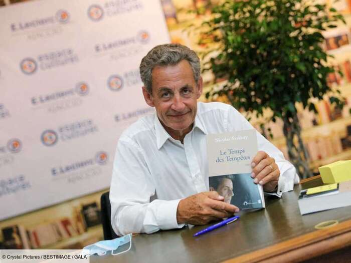 Nicolas Sarkozy star des librairies : il se frotte les mains