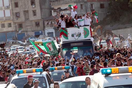 Samedi 03.05.2014 La parade du MCA dans les rues d\'Alger