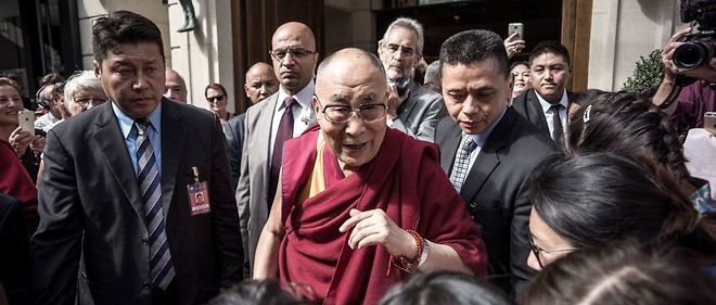 Le dalaï-lama à la sortie du Park Hyatt Vendôme, à Paris, après une conférence de presse, le 13 septembre 2016.