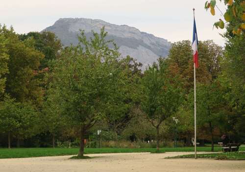 Le Mont Saint Eynard vu du Parc Paul Mistral à GRENOBLE 