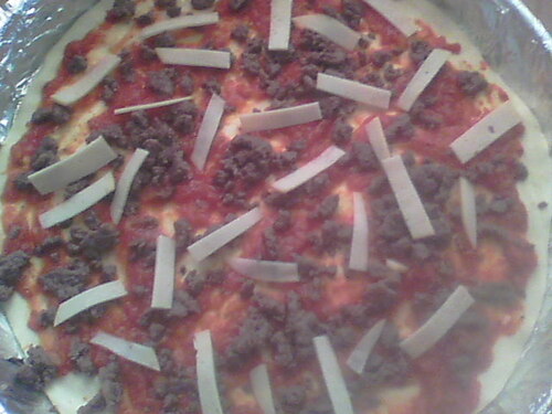 Pizza à la viande haché et lamelle de blanc de dinde fumé (perso)