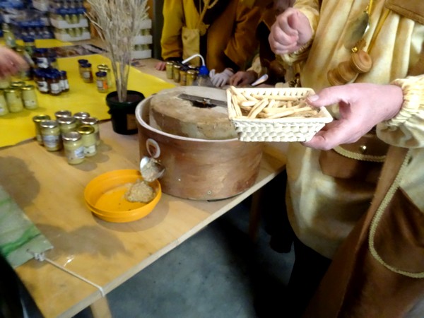 Le marché aux truffes de Bourgogne 2016, à la Maison de la Forêt, a été suivi par de sympathiques intronisations