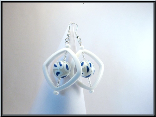 Boucles d'oreille perle en Fimo bleu et blanche.