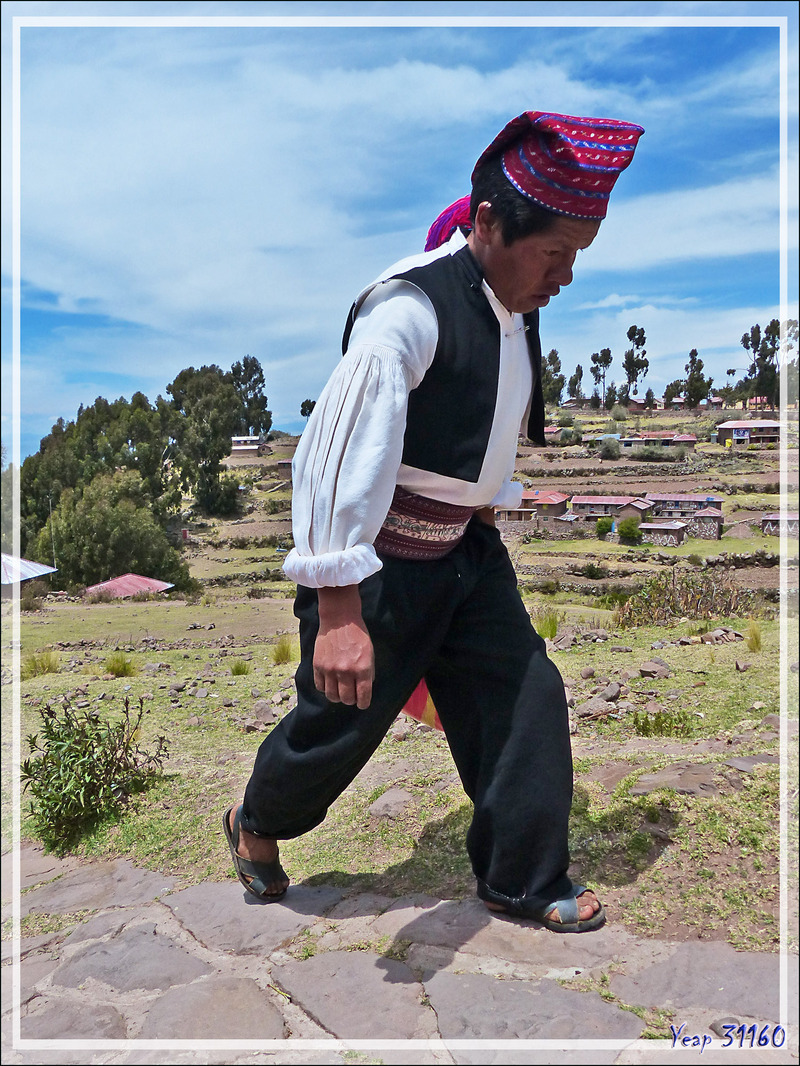 Les hommes ne sont pas en reste dans leur beau costume traditionnel - Île Taquile - Lac Titicaca - Pérou