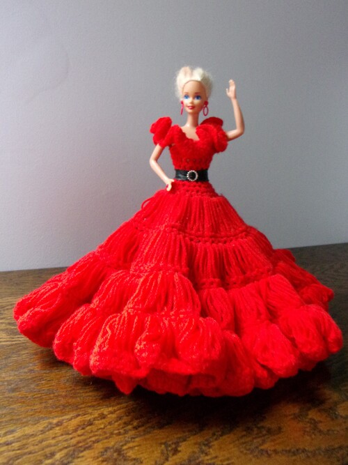 Poupée Barbie : Coraline de nouveau dans une longue robe rouge ...