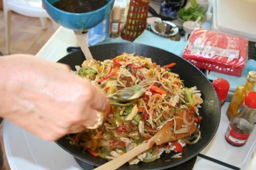 Wok chinois de légumes variés au poulet - cardamust