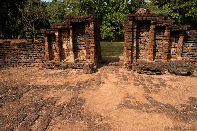 Wat Chang Lom, Le chedi aux éléphants -  Porte d'entrée