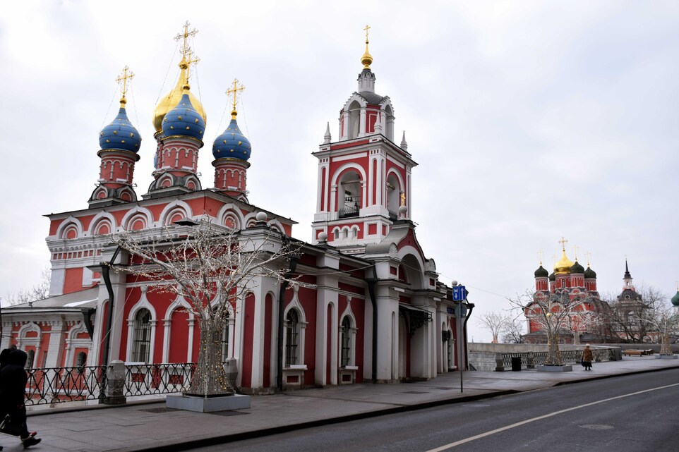 Moscou - Rue Karvaka - Eglises St Georges et Ste Barbe