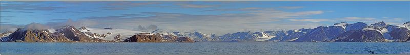 La journée s'achève par la reprise de navigation avec pour paysage la côte nord-ouest du Spitzberg (Albert I Land), le recap, un cocktail sur le pont arrière ... et le dîner - Svalbard - Norvège 