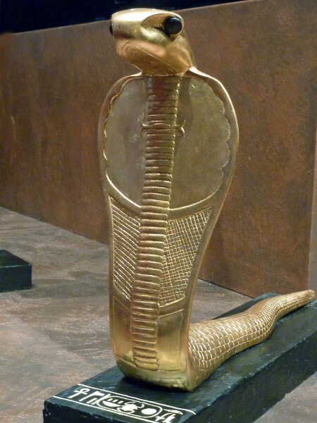 Statue de dieu en forme de cobra