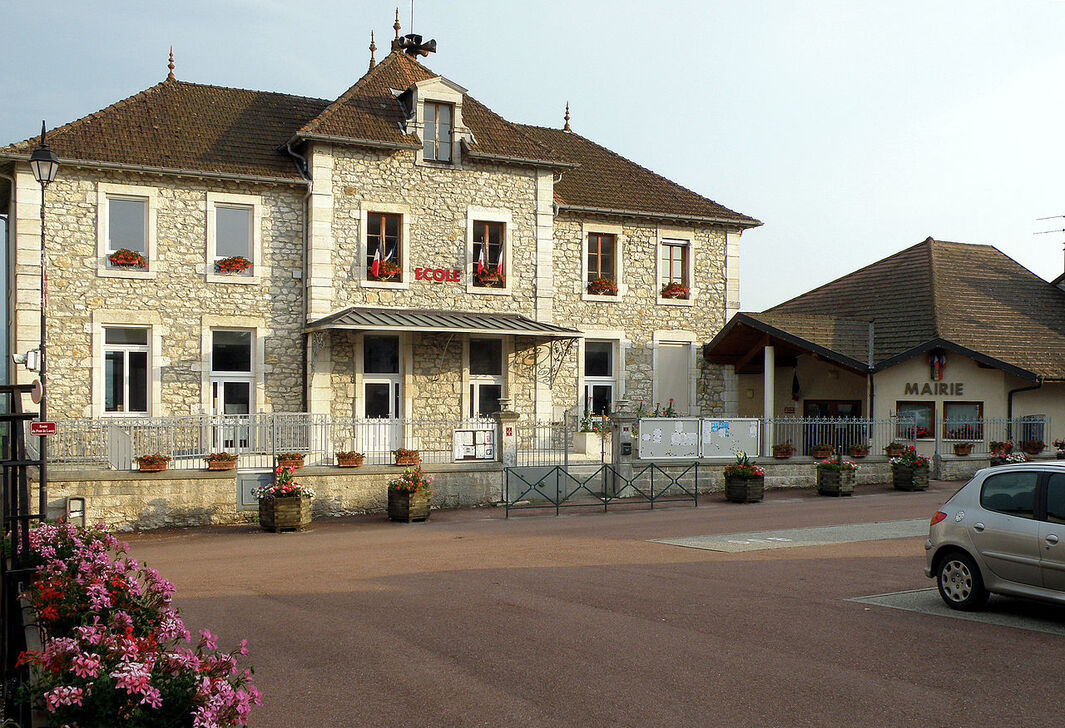 Massignieu-de-Rives École Mairie.JPG