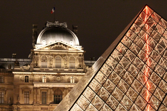 La Pyramide du Louvre de nuit