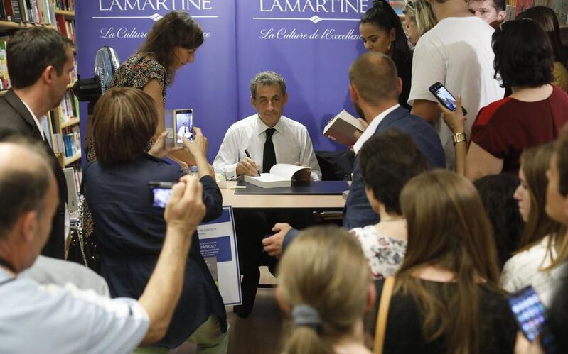 «Passions» de Nicolas Sarkozy : pourquoi un tel succès en librairies ?