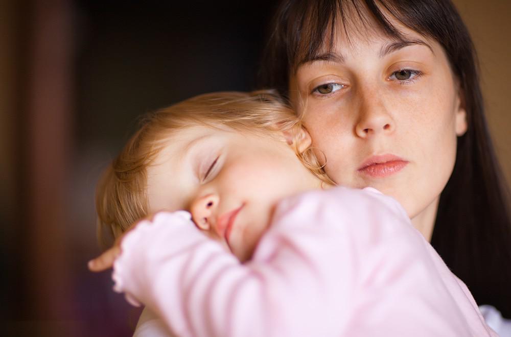 Professionnelle de la petite enfance fatiguée