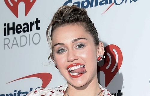 Miley Cyrus offre un toit à une ancienne candidate de « The Voice »