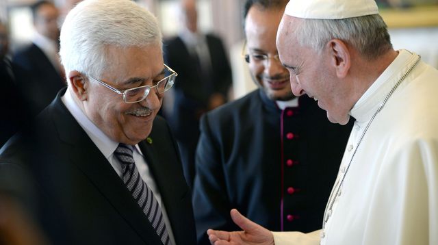 Le président palestinien Mahmoud Abbas et le pape François.