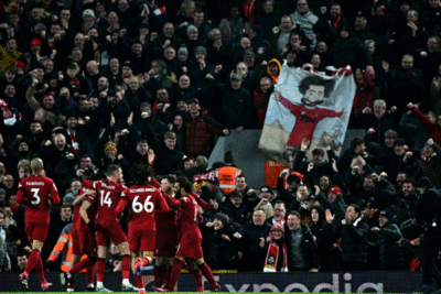 Photo des joueurs de Liverpool devant leurs supporteurs