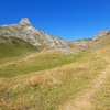 Progression sans peine sur un bon chemin devant la Pène de la Glère