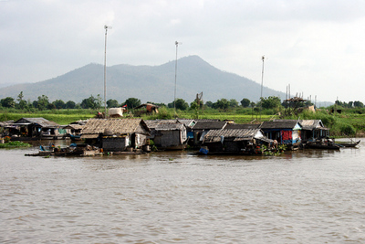Blog de images-du-pays-des-ours :Images du Pays des Ours (et d'ailleurs ...), Maisons flottantes sur la rivière Tonlé Sap - Entre Phnom Penh et Siem Reap - Cambodge
