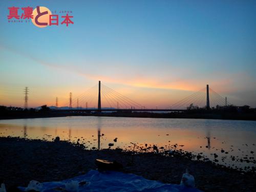 Le magnifique coucher de soleil sur la rivière