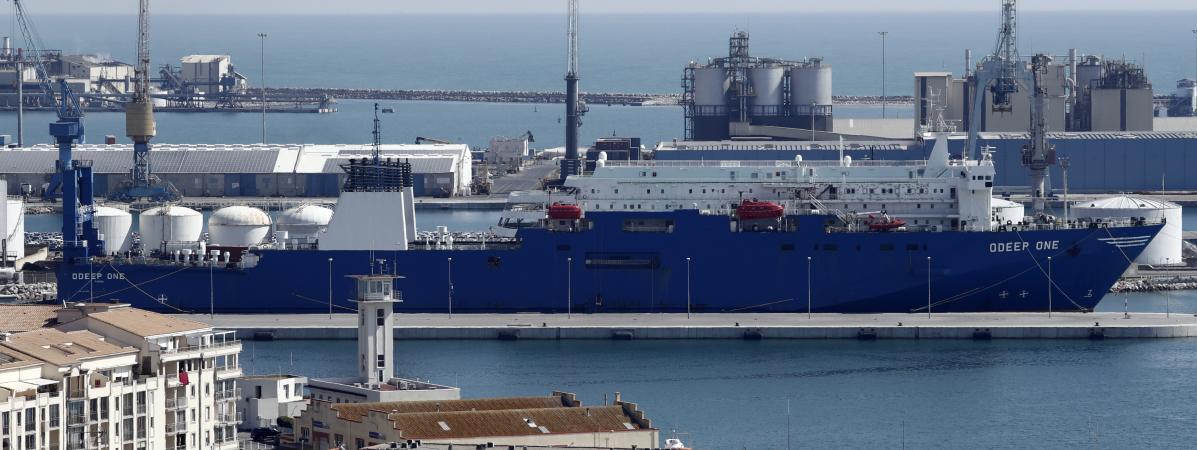 Le navire-usine Odeep One, dans le port de Sète (Hérault), le 2 avril 2020. Le navire spécialisé dans le dessalage et l\'embouteillage d\'eau de mer s\'est reconverti dans la production de solution hydroalcoolique.&nbsp;