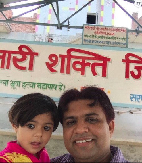 Contre l'avortement sélectif en Inde, les parents postent des selfies avec leurs filles.