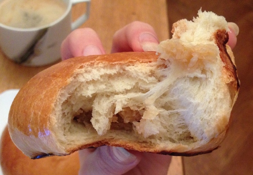 PAN DE COCO - Petits pains au beurre fourré de noix de coco vanillée au lait condensé & cassonade