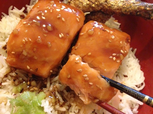 SAKE NO TERIYAKI-DON (サケの照り焼き丼) – Bol de riz assaisonné avec saumon mariné au Mishio-kōji et laqué en sauce Teriyaki 