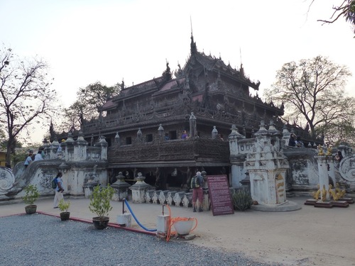 le monastère en teck Shwenandaw à Mandalay