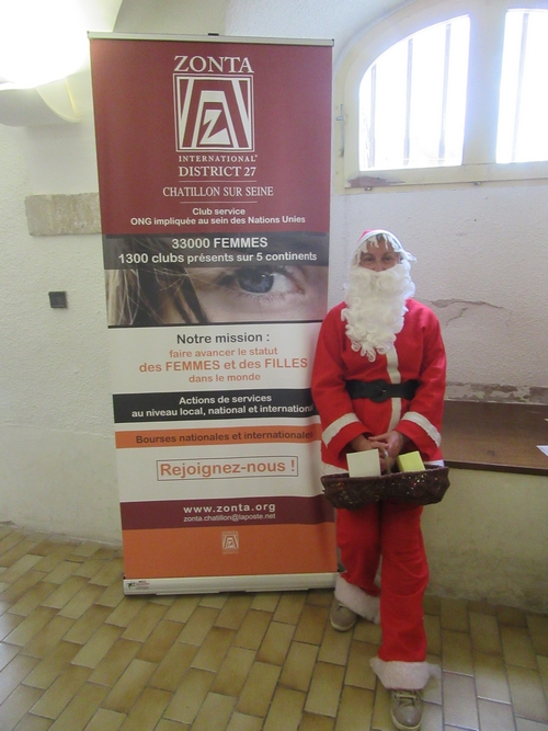 Le Marché de Noël du Zonta-Club vous attend encore aujourd'hui, salle des Bénédictines de l'Hôtel de Ville de Châtillon sur Seine....