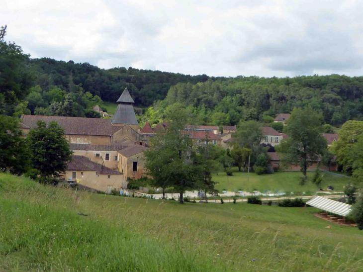 Vue sur le village et son abbaye - Le Buisson-de-Cadouin