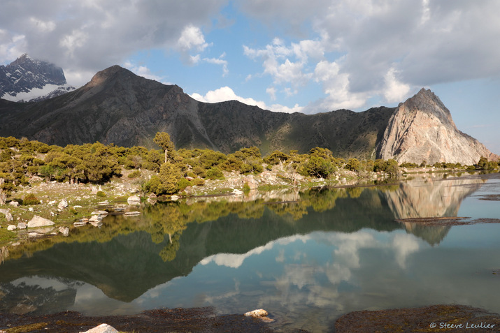 Reflet sur le lac Govkush, Tadjikistan