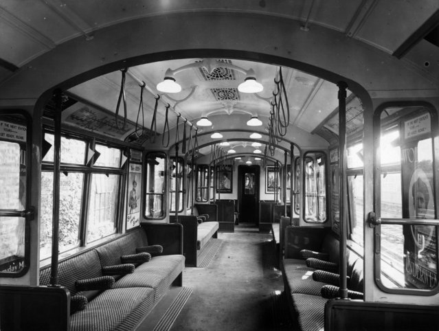 Interior of an all-steel London underground train, circa 1920. (Photo by Topical Press Agency/Getty Images)