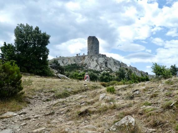 Peut être une image de 1 personne, monument et plein air
